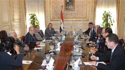 شريف إسماعيل يناقش برنامج الحكومة مع عدد من الكتاب والصحفيين