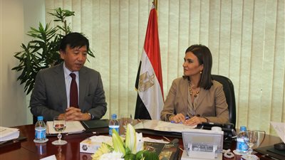 سحر نصر تستعرض مع السفير الياباني سبل تطوير التعليم 