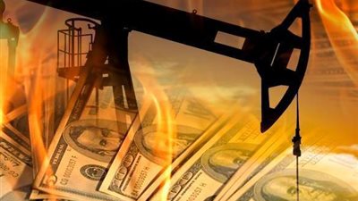 النفط يصعد مع ضعف الدولار والمزيد من التوازن في السوق