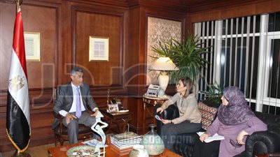 سحر نصر تناقش مع وزير النقل خطط تطوير شبكة الطرق والسكك الحديدية