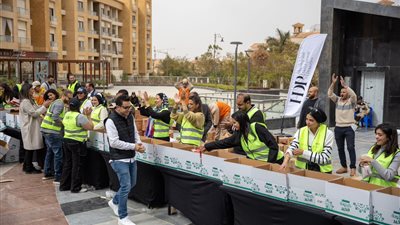 موظفو شركة HDP يشاركون في تعبئة كراتين الخير الغذائية