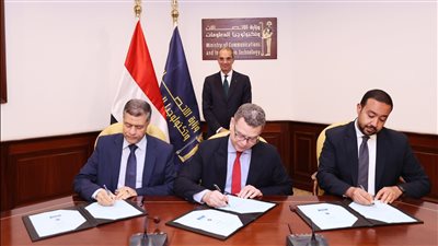 توقيع عقود تصميم أجهزة الاتصالات الطرفية «راوتر» الداعمة للإنترنت الأرضى فائق السرعة