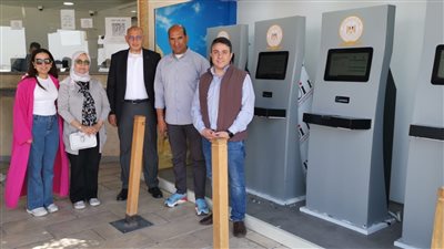 تشغيل ماكينات الخدمة الذاتية لشراء تذاكر دخول منطقة أهرامات الجيزة