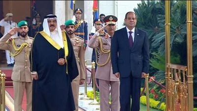 مراسم استقبال رسمية للعاهل البحريني في قصر الاتحادية