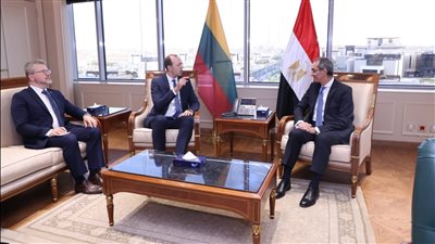 مصر تبحث مع ليتوانيا تعزيز التعاون بمجالات التعهيد والبريد والبنية التحتية الرقمية
