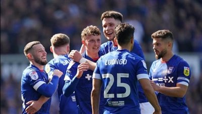 نجمان عربيان يقودان إبسويتش تاون للعودة إلى البريميرليج 