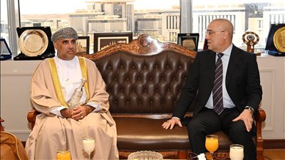 وزير الإسكان يبحث مع نظيره العماني تعزيز التعاون المشترك بمجال التنمية العمرانية