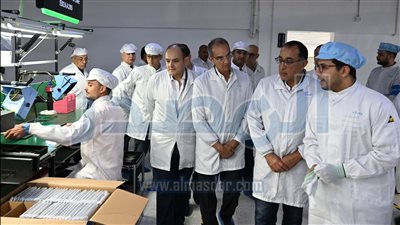 رئيس الوزراء يتفقد مصنع «فيفو» للهواتف الذكية بالعاشر من رمضان