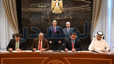 الحكومة تسلم أرض مشروع لإنتاج الكهرباء من طاقة الرياح باستثمارات 10 مليارات دولار