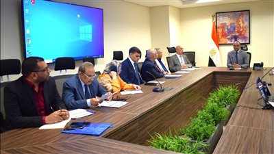 وزير الإسكان يتابع موقف تنفيذ مشروعات المياه والصرف الصحى مع شركاء التنمية