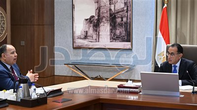 رئيس الوزراء يتابع الموقف التنفيذي للإفراج الجمركي عن البضائع بالموانئ