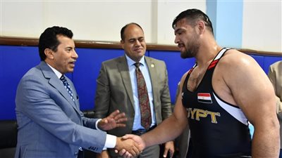 وزير الرياضة يتابع استعدادات منتخب مصر للمصارعة لأولمبياد باريس