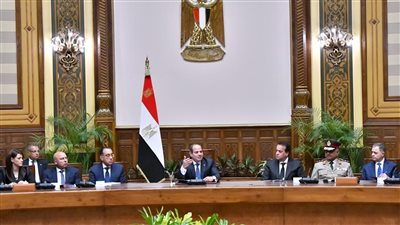 السيسي يجتمع مع رئيس الوزراء وأعضاء الحكومة الجديدة 