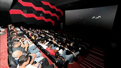 بدء التشغيل التجريبي لإحدى قاعات مجمع السينمات بالمدينة التراثية بـ«العلمين الجديدة»
