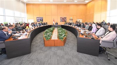 وزير الإسكان يصدر حزمة تكليفات لمسئولى «المجتمعات العمرانية» والمدن الجديدة 