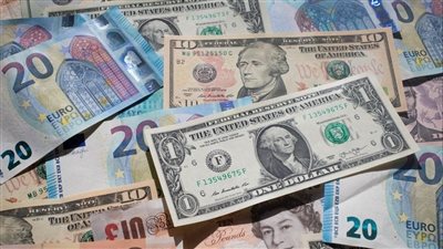 تراجع جماعي للدولار والعملات الأجنبية والعربية أمام الجنيه خلال تعاملات اليوم