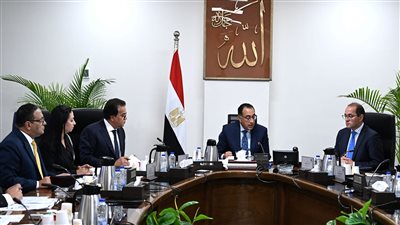 رئيس الوزراء يناقش سبل حوكمة منظومة استيراد سيارات ذوي الهمم