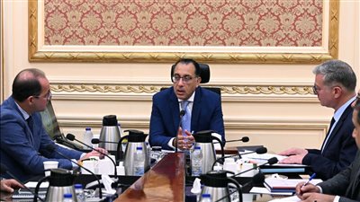 رئيس الوزراء يتابع إجراءات توفير المنتجات البترولية وخطوات زيادة حجم الإنتاج