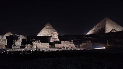 إضاءة أهرامات الجيزة وتمثال أبوالهول احتفالا باليوم العالمي للسياحة