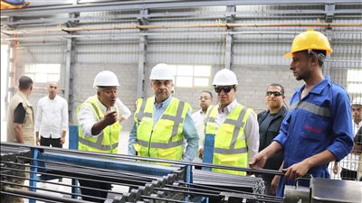 وزير قطاع الأعمال يوجه بزيادة الطاقة الإنتاجية بمصانع «سيجوارت» للفلنكات الخرسانية