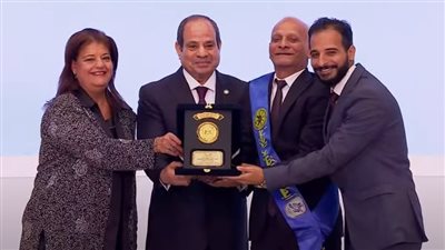 الرئيس السيسي يكرم عدداً من أبطال حرب أكتوبر 1973