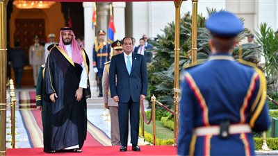 الرئيس السيسي يستقبل ولي العهد السعودي بمطار القاهرة الدولي