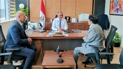 نائب وزير الإسكان يبحث توطين صناعة المهمات الكهروميكانيكية لمحطات المياه والصرف