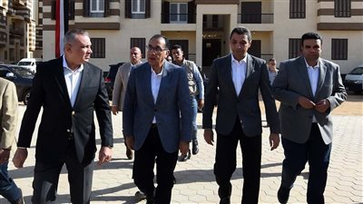 رئيس الوزراء يشهد تسليم عقود وحدات سكنية بمبادرة «تطوير عواصم المحافظات» بالسويس 