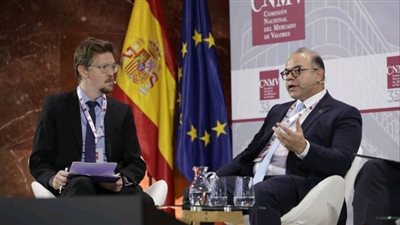 رئيس هيئة الرقابة المالية يشارك في اجتماعات «الأيوسكو» بإسبانيا