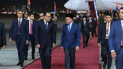 رئيس الوزراء يستقبل نظيره الماليزي بمطار القاهرة الدولي