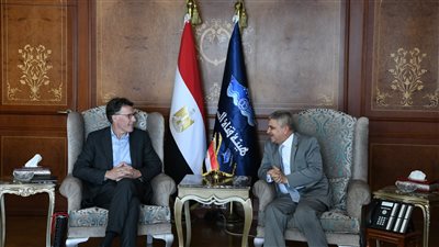 رئيس قناة السويس يبحث أوجه التعاون المستقبلي مع ترسانة IHC الهولندية
