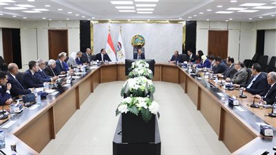 وزير قطاع الأعمال يستعرض مستجدات تنفيذ المشروع القومي لتطوير صناعة الغزل والنسيج