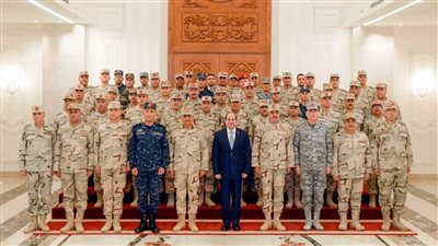 الرئيس السيسي يجتمع مع قادة القوات المسلحة بمقر القيادة الاستراتيجية بالعاصمة الإدارية 