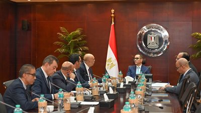 وزير الاستثمار يبحث سبل تعزيز التعاون مع جهاز تنمية المشروعات الصغيرة والمتوسطة 