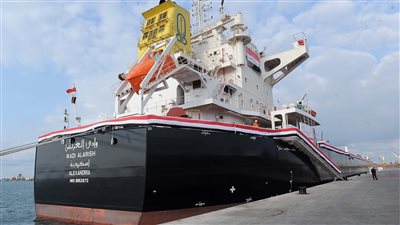 رئيس الوزراء يشهد رفع العلم المصري على سفينة الصب الجاف «وادي العريش»