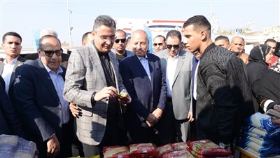 وزير التموين ومحافظ القاهرة يفتتحان سوق اليوم الواحد في الأميرية