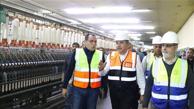 وزير قطاع الأعمال يتابع تركيب الماكينات الحديثة بمصنع «غزل 2» الجديد بالمنوفية