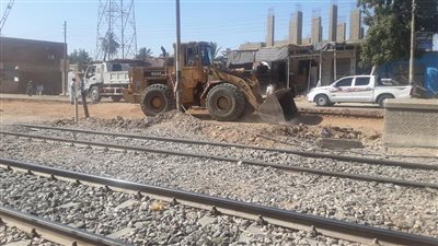 نزع ملكية أراضي وعقارات لتنفيذ مشروع تطوير مزلقانات السكك الحديدية بمدينة إدفو