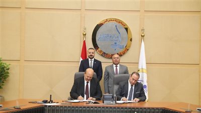 وزير النقل يشهد توقيع عقد تأسيس أول شركة لتخريد السفن بميناء دمياط 