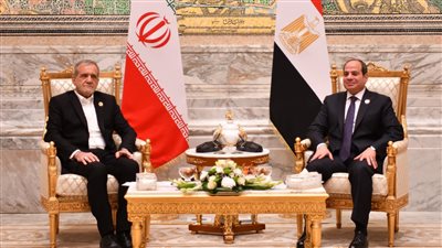 الرئيس السيسي ونظيره الإيراني يبحثان التطورات الإقليمية وسبل استعادة السلام بالشرق الأوسط 
