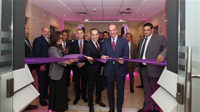 وزير الاتصالات يفتتح مركز تميز شركة «كومفولت» العالمية بالقاهرة 