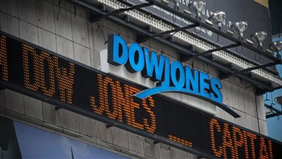 مؤشر داو جونز يقلص خسائره الأسبوعية ويصعد 340 نقطة