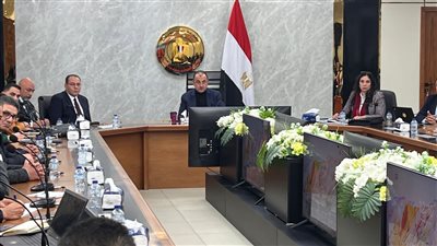 وزير قطاع الأعمال يبحث خطط تطوير عمليات التسويق بالشركة القابضة للقطن والغزل والنسيج