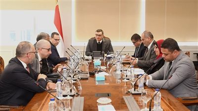 وزير الإسكان يعرض الفرص الاستثمارية بالمدن الجديدة على مجموعة الحكير