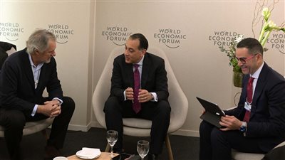 رئيس الوزراء يبحث التعاون مع شركة «أكسيونا إنيرجيا» الإسبانية بمجال تحلية المياه