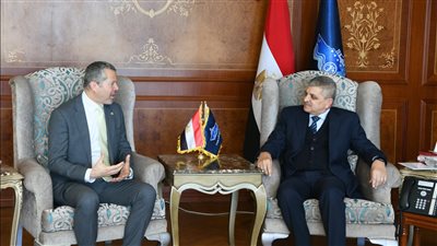رئيس قناة السويس يبحث تعزيز التعاون المشترك مع المنظمة البحرية الدولية 