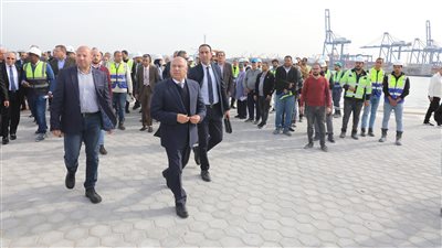 وزير النقل يتفقد التشغيل التجريبي لشحن القطارات بالحاويات في محطة تحيا مصر