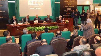 وزير الصناعة يوجه بالحل الفورى لكافة المشكلات التى تواجه مستثمري السويس