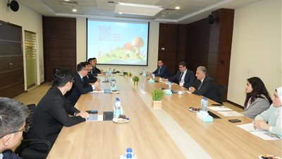 «البترول» تبحث التعاون مع «أنتون» بمجالات استرجاع غازات الشعلة والطاقة المتجددة