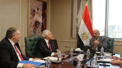 وزير الكهرباء يبحث مستجدات مشروع الربط الكهربائي بين مصر واليونان 